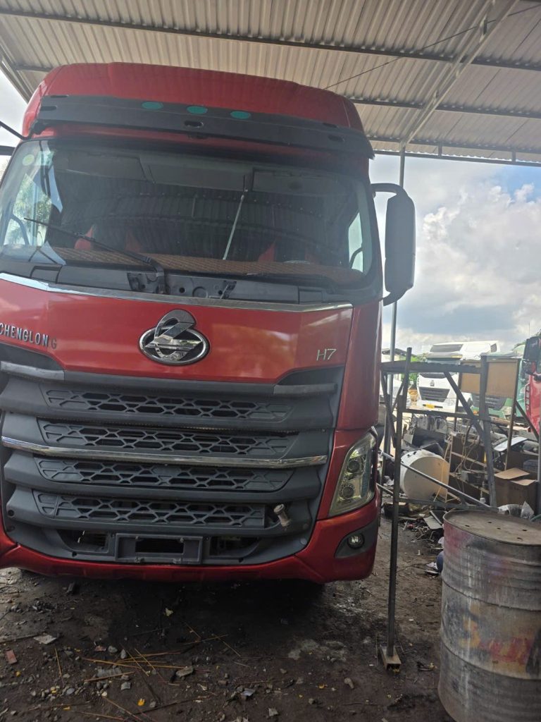 Xe đầu kéo Chenlong đời 2021